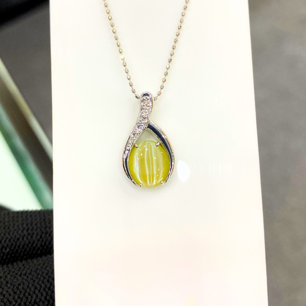 1.36 Ct Cat’s Eye & 0.08 Ct Diamond Pendant in 18K White Gold